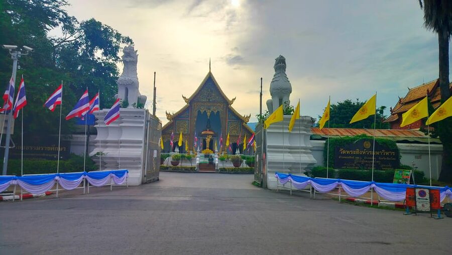 Chiang Mai: Chiang Mai Old City Twilight Walking Tour - What to bring, and what to wear for temple doors