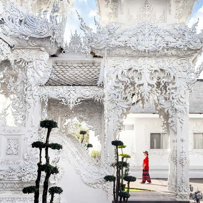 Chiang Mai: Chiang Rai Famous Temples & Hot Springs Day Trip - Lunch at Lanmanee Food Court and the Lalitta Café Break