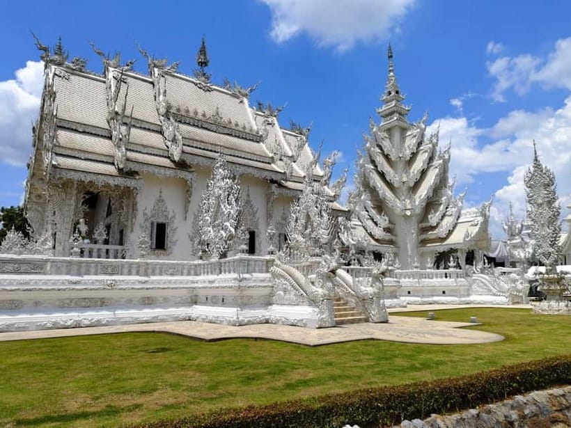 Chiang Mai: Chiang Rai Red, White, and Blue Temples day tour - Lunch Near the Temples: Fuel That Actually Helps