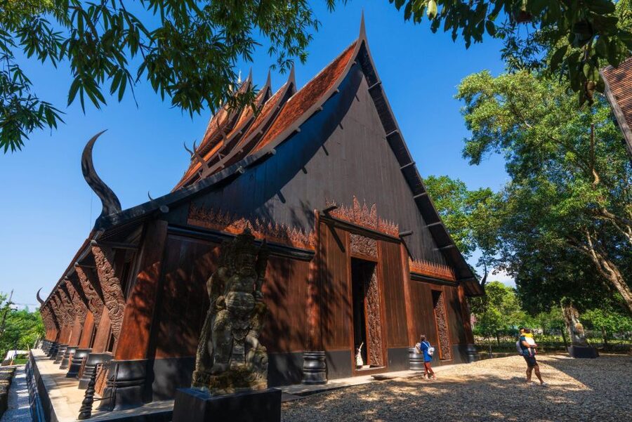 Chiang Mai: Chiang Rai Temples & Black House Discovery Tour - Wat Rong Suea Ten, the Blue Temple: Tiger-Lore Inspiration and Craft Detail