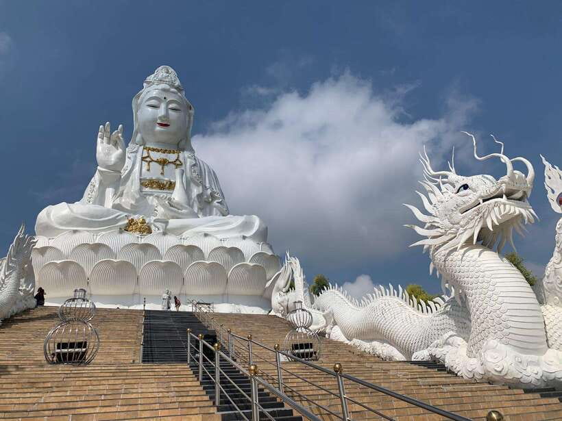 Chiang Mai: Chiang Rai Temples, Karen Tribe and Hot Springs - Wat Rong Suea Ten (Blue Temple): calm inside a loud color scheme