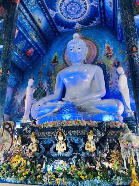 Chiang Mai: Chiang Rai White, Blue & Black Temples Day Tour - Lunch, van comfort, and why small groups matter