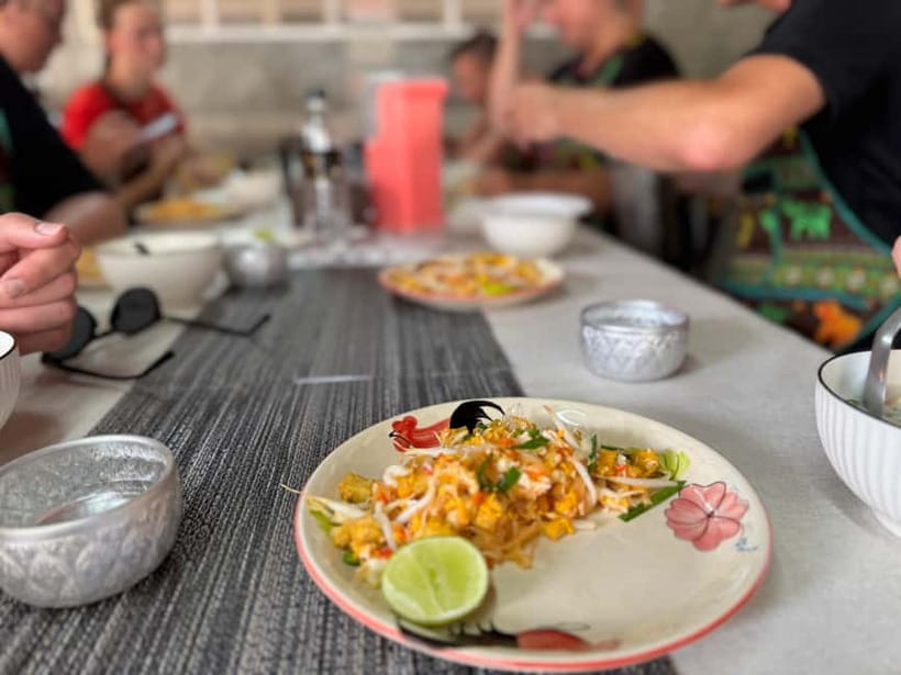 Chiang Mai: Cooking Class with Market and Pickup - The Thai-Family Home Atmosphere and How the Chef Keeps You on Track