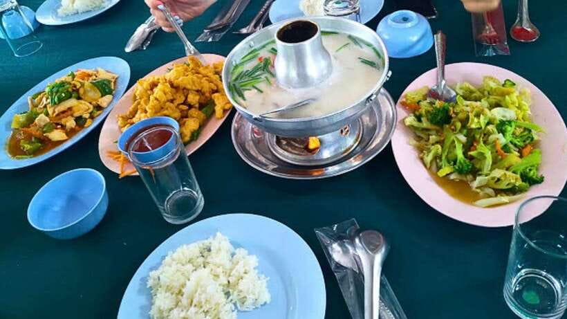 Chiang Mai:Doi Inthanon National Park & Hike at Kew Mae Pan - Royal Pagodas: the quiet culture stop that needs the right clothing