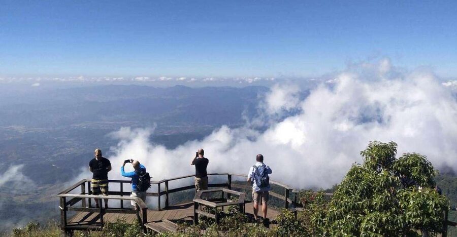 Chiang Mai: Doi Inthanon Park Day Trip with Kiw Mae Pan Hike - King and Queen pagodas: where you see culture between viewpoints