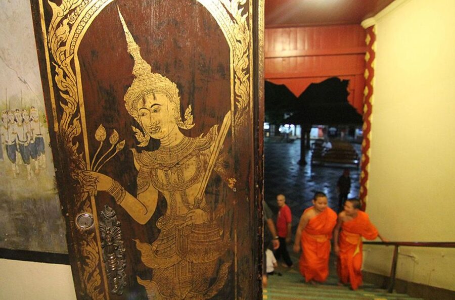 Chiang Mai: Doi Suthep & Wat Umong Twilight Tour with Pickup - The climb to Doi Suthep: Naga steps under the stars
