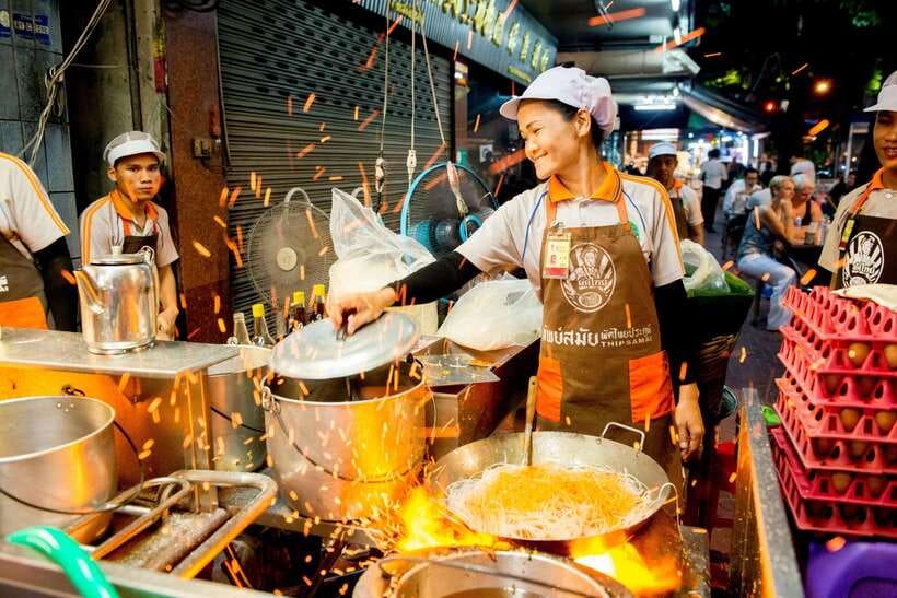 Chiang Mai: Evening Sightseeing and Local Food Guided Tour - Chiang Mai Gate Market: Snack Stops That Add Up