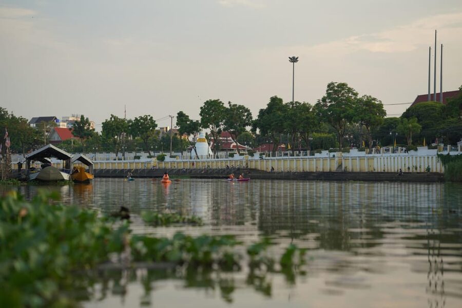 Chiang Mai:Explore kayaking through Mae Ping River on sunset - Warorot Market, Kad Luang: why the stop fits the sunset plan