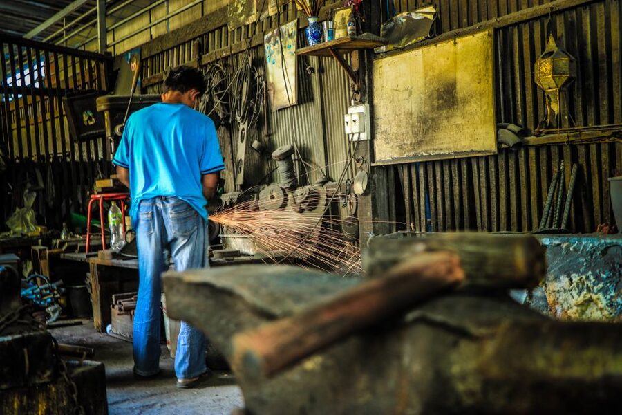 Chiang Mai: Half-Day Old Town Cycling Tour - Warorot market: snack breaks, photo stops, and small-shop browsing