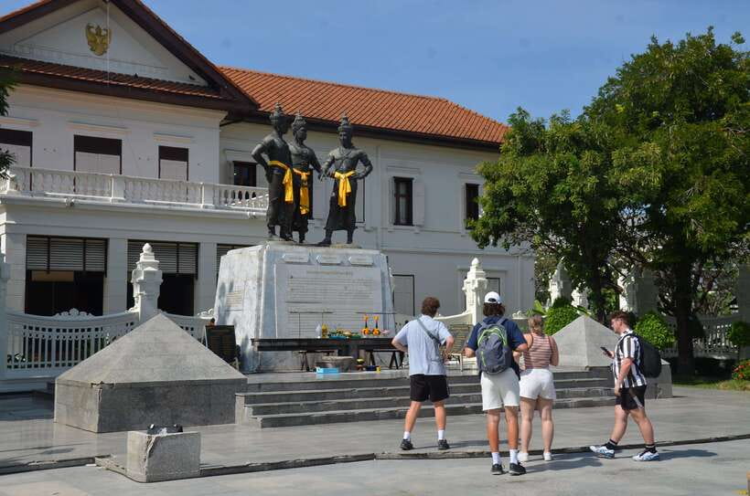 Chiang Mai: Historic Temples and City Guided Walking Tour - Wat Phra Singh: classic Lanna temple style up close