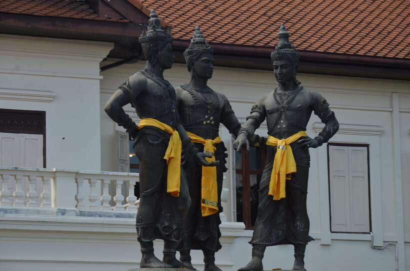 Chiang Mai: Historic Temples and City Guided Walking Tour - Wat Chedi Luang: ruined chedi drama plus the Buddha inside
