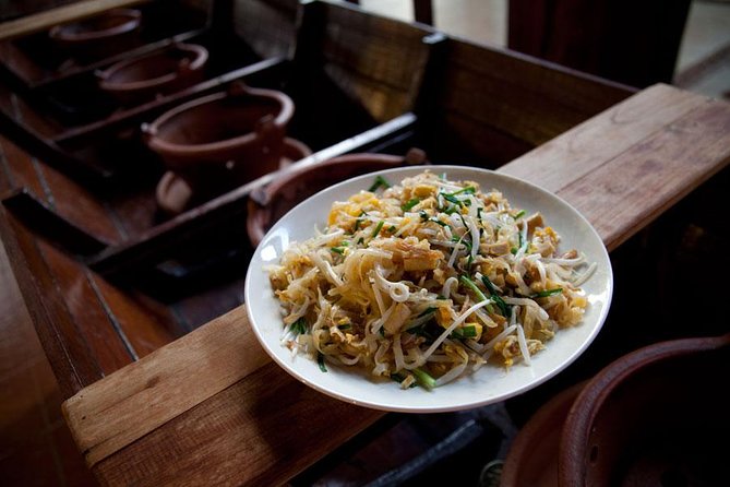 Chiang Mai Home Cooking Class with Garden Tour & Hotel Transfers - Thai-Chinese flavors in Chiang Mai: what makes this class different