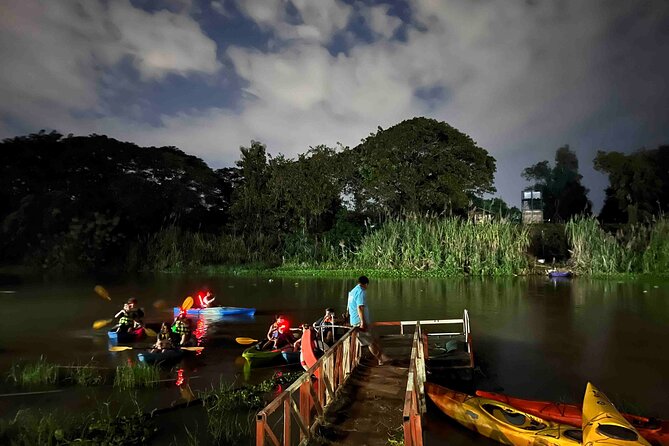 Chiang Mai: Kayak Under the Stars – 6 km to the Heart of the City - Paddling Style: Easy Pace, Real Steering, and Captaining Your Own Boat