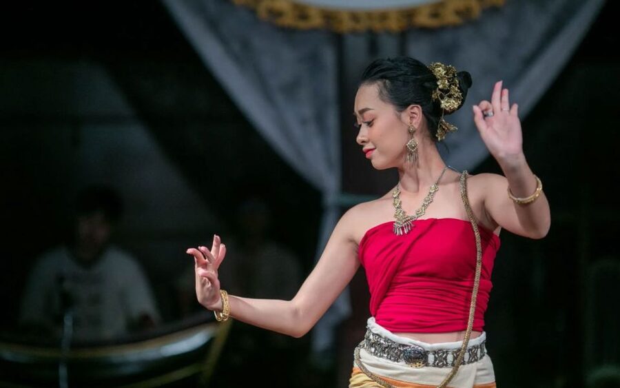 Chiang Mai: Khantoke Dinner with Traditional Performance - Setting and comfort: gardens or a traditional hall
