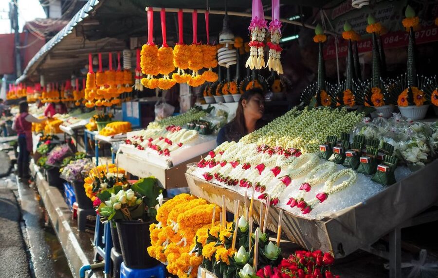 Chiang Mai: Local Food and Markets Guided Walking Tour - Lung Khajohn Wat Ket and Khao Kriab Pak Moh, sweet first