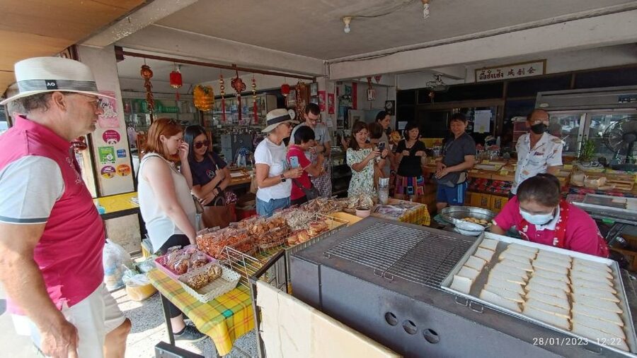 Chiang Mai: Local Food and Markets Guided Walking Tour - Warorot Market and mango sticky rice, choose your sweet hit