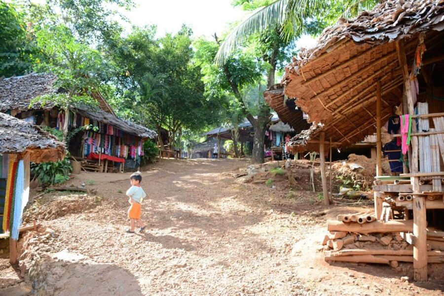 Chiang Mai: Long Neck Village & Chiang Rai’s Iconic Temples - Wat Rong Khun, the White Temple that demands a closer look