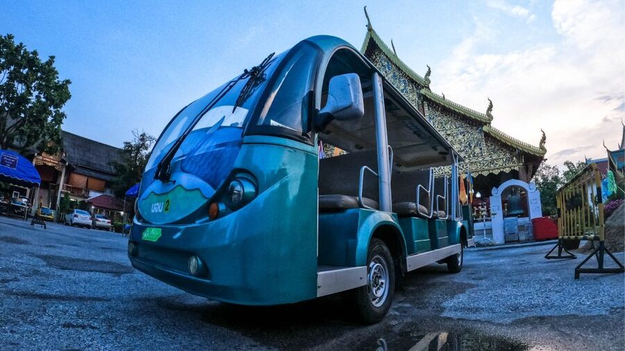 Chiang Mai: Nighttime City Highlights by EV Tram - Wat Chedi Luang and Wat Phra Singh Woramahawihan: big silhouettes, best for photos