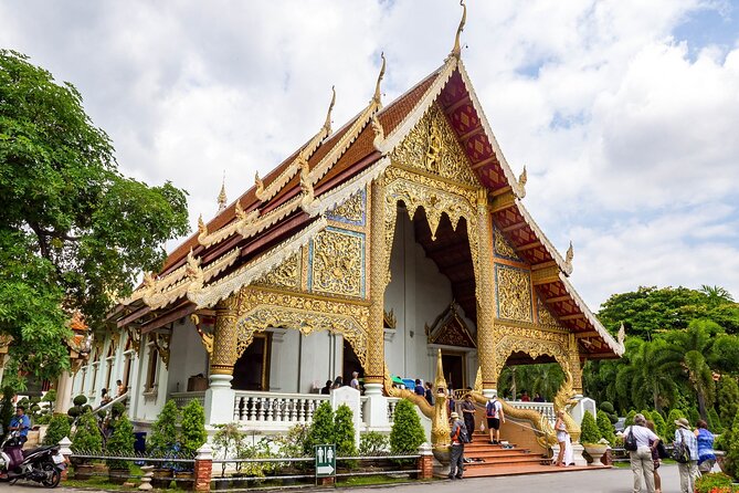 Chiang Mai Old City & Temples Guided Walking Tour - 3 Hrs - Stop 2, Wat Phan Tao: teak wood detail that feels intimate