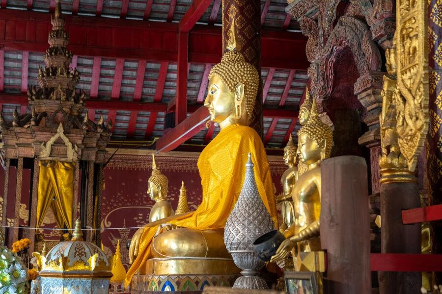 Chiang Mai: Private Historic Old City Bike Tour - Night - A short stop that connects the dots