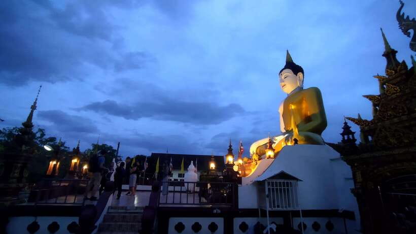 Chiang Mai: Private Historic Old City Bike Tour - Night - Three Kings Monument and Wat Intakhin: the symbolic center