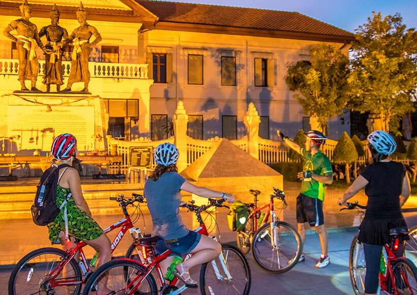 Chiang Mai: Private Historic Old City Bike Tour - Night - Wat Chedi Luang and temple etiquette: what your guide helps you do