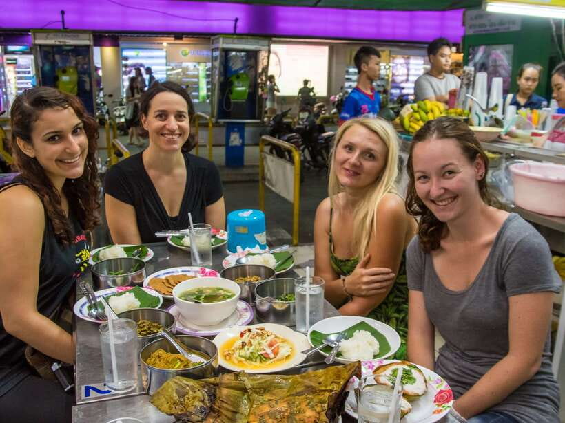 Chiang Mai: Private Historic Old City Bike Tour - Night - Markets and snack stop: what you should plan for