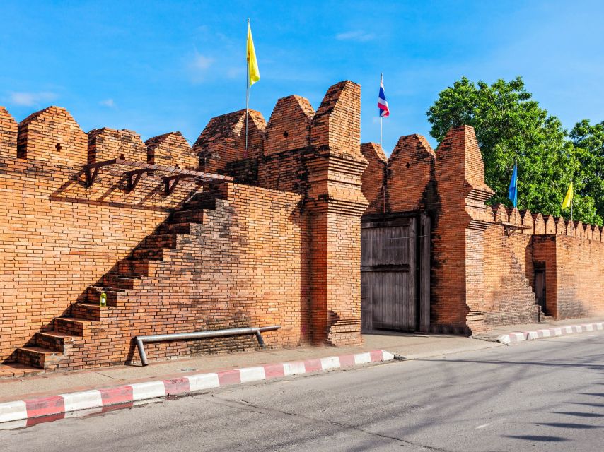 Chiang Mai: Private Tuk Tuk Tour of City Temples With Pickup - Wat Chedi Luang: the Big Stupa and the Emerald Buddha connection