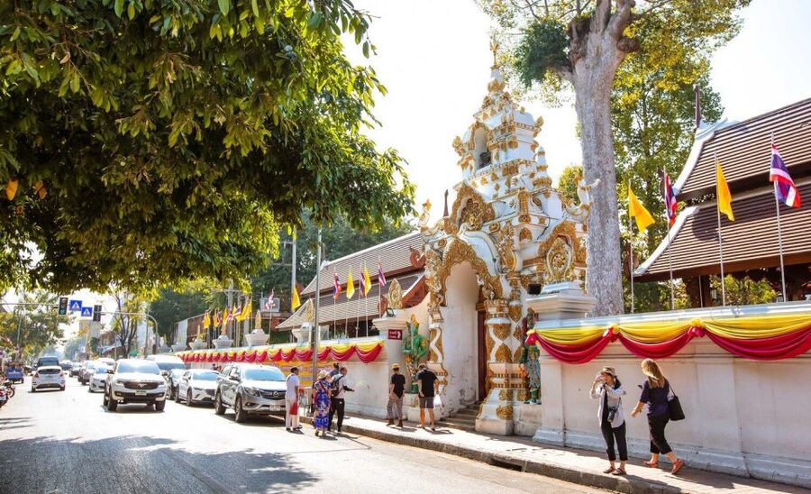 Chiang Mai: Temples and Street Food Night Tour by Tuk Tuk - Warorot and Mueang Mai Markets: Where Street Food Becomes Your Night Plan