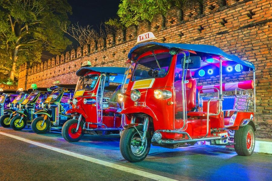 Chiang Mai: Temples and Street Food Night Tour by Tuk Tuk - Comfort, Fit, and Who Should Book This Night Tour