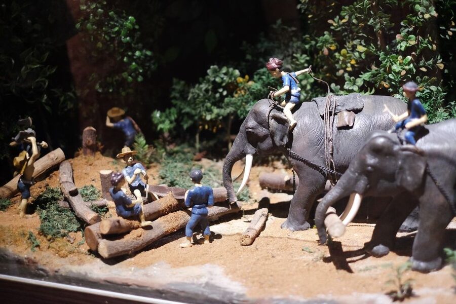 Chiang Mai: Temples & Culture Tour - Chiang Mai City Arts & Cultural Centre: cool air and Lanna artifacts