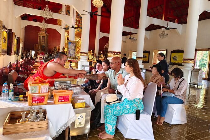 Chiang Mai Temples Visit Walking Tour with Ex-Monk Guide Part 1 - Three Kings Monument start: a quick orientation before you walk