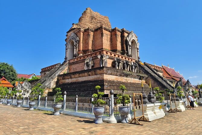 Chiang Mai Temples Visit Walking Tour with Ex-Monk Guide Part 1 - Walking pace, timing, and the small-group advantage