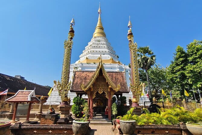 Chiang Mai Temples Visit Walking Tour with Ex-Monk Guide Part 2 - Getting Oriented at Three Kings Monument, Then Starting Right