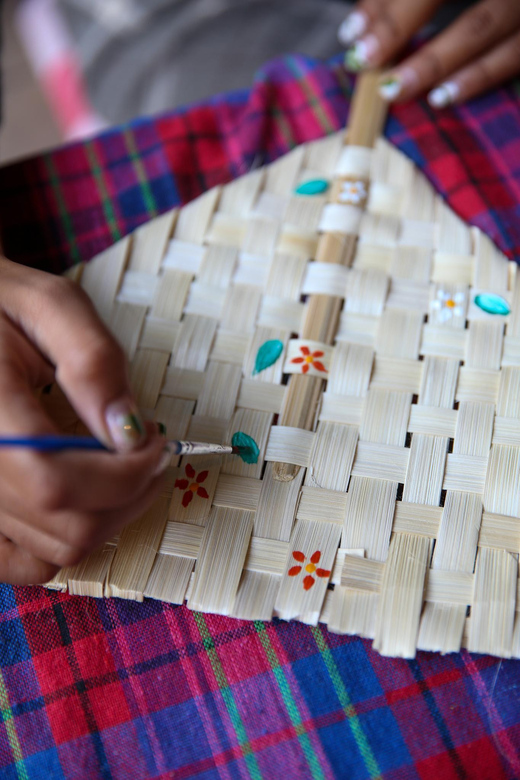 Chiang Mai : Traditional Lanna Bamboo Fan Weaving - From bamboo strips to a wave-like fan shape