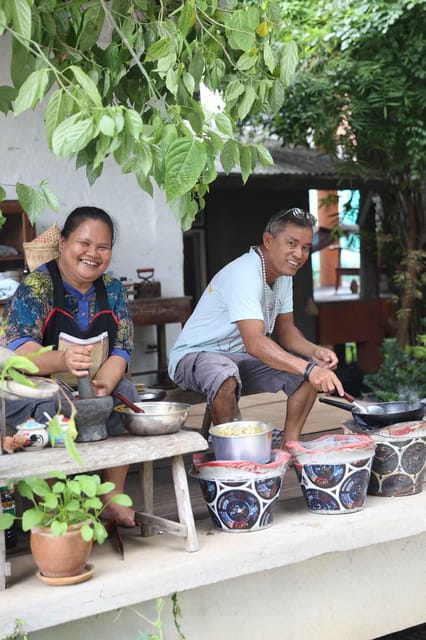 Chiang Mai : Traditional Northern Cooking Class - Grilled eggs on banana leaf: smoky flavor from natural tools