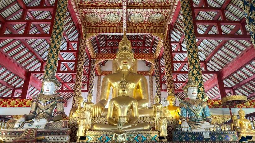 Chiang Mai: Tuk-Tuk Evening Tour with Temples & Street Foods - Wat Lok Moli: older Lanna energy and a chedi tied to kings