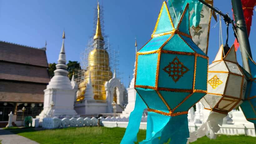 Chiang Mai: Tuk-Tuk Evening Tour with Temples & Street Foods - Warorot Market and Ton Lam Yai Flower Market: night life with different vibes