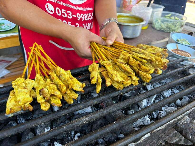 Chiang Mai: Walking Food Tour - Banana Leaf Sticky Rice Breakfast and a Temple Pause