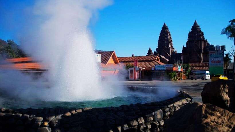 Chiang Mai: White, Blue & Big Buddha Temples in Chiang Rai - Lunch and a natural hot spring stop that actually help