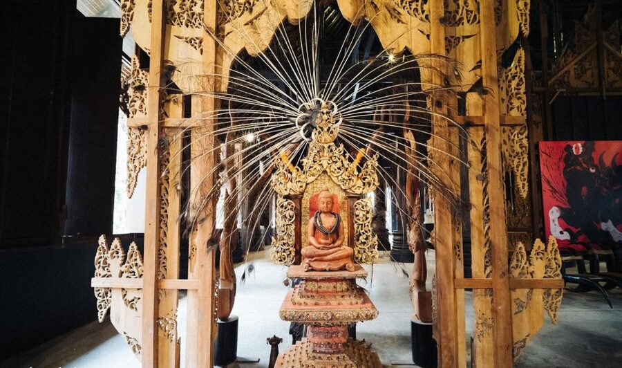 Chiang Mai: White, Red/Black & Blue Temples Tour with Lunch - Lunch near the White Temple area, and what you should expect