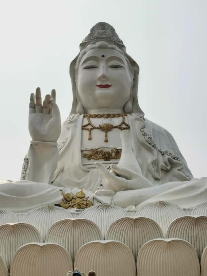 Chiang Rai White, Blue, Red 3 Temples Tour - Wat Rong Khun, White Temple: Where Details Feel Like a Maze