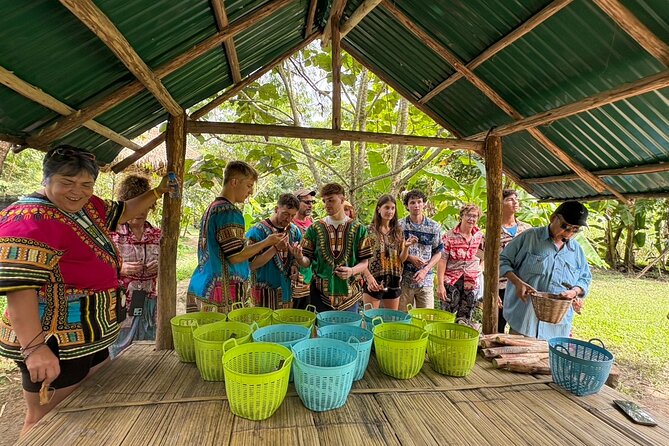 Chiangmai Half Day Visit and Wildlife Experience - Food and community flavor, including the pad Thai finish