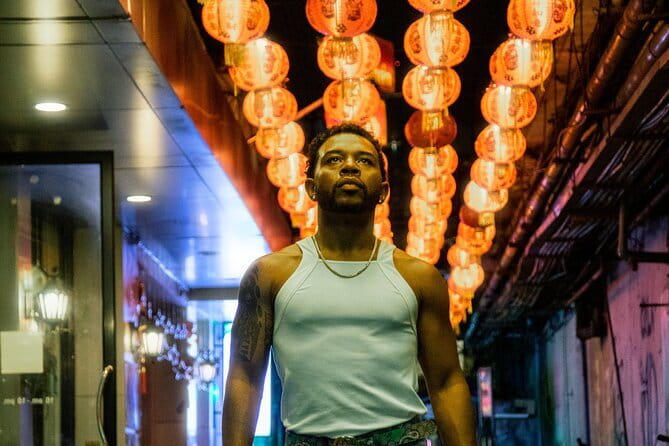 Chinatown (Yaowarat Road) Neon Photoshoot - Dress Code That Actually Helps Your Photos