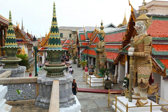 Damnern Saduak Floating Market, Grand Palace and Wat Phra Keo Tour from Bangkok - Lunch included: a calm reset between market chaos and temple calm