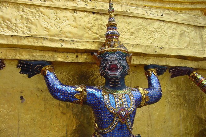 Damnern Saduak Floating Market, Grand Palace and Wat Phra Keo Tour from Bangkok - Private guides: Cat, Opal, Sureeluk, Mr. Moo, and Mr. Nat’s helpful mix