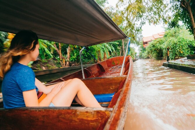 Damnoen Saduak Floating Market and Maeklong Railway Market Tour - The guide and vehicle: what really shapes your experience