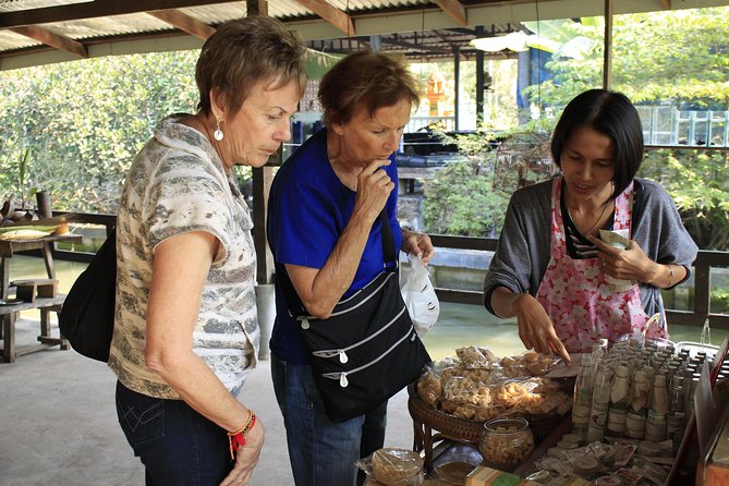 Damnoen Saduak Floating Market Small Group Tour - Stop at the floating market: shopping, food, and the tourist-trap tension
