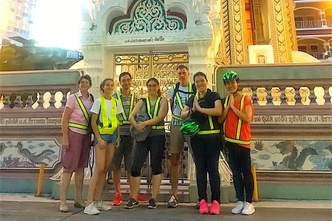 Discover Bangkok at Night 5-Hour Bike Tour with dinner - Stop 3, Pak Khlong Flower Talat: smells first, then colors