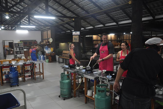 Evening Cooking Class in Organic Farm with Local Market Tour - Somphet Market in 30 minutes: what you’re really there for